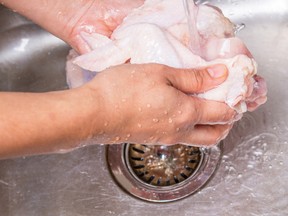 'Don't wash your chicken,' British food-safety watchdog warns (Fotolia)