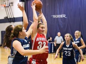 The Queen’s University women’s basketball team has added three recruits, including Niagara-on-the-Lake's Lauryn Friesen (32), in action for Governor Simcoe in high school play last season.
QMI Agency