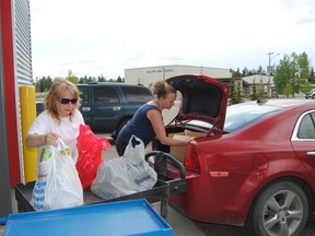 Nadine Colwell (l) of the Whitecourt Family Worship Centre and Whitecourt Food Bank co-ordinator Lori Vodden (r) unload some of the food the church collected during its Love Whitecourt food drive on Saturday, June 14.
Barry Kerton | Whitecourt Star