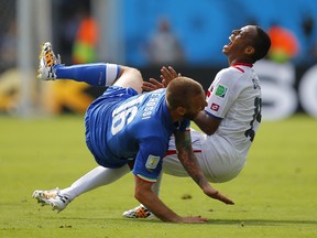 Italy's Daniele De Rossi collides with Costa Rica's Junior Diaz during their 2014 World Cup Group D soccer match at the Pernambuco arena in Recife June 20, 2014. (REUTERS/Brian Snyder)