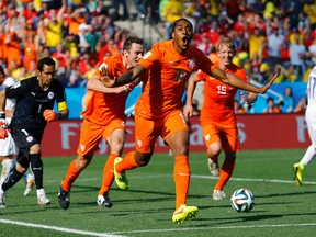 Leroy Fer of the Netherlands (centre) celebrates with teammates after scoring against Chile during their World Cup Group B match at Corinthians Arena in Sao Paulo, Brazil, June 23, 2014. (IVAN ALVARADO/Reuters)