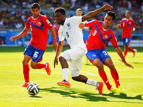 England's Daniel Sturridge controls the ball between Costa Rica's Giancarlo Gonzalez (right) and Cristian Gamboa during their World Cup Group D match at Mineirao Stadium in Belo Horizonte, Brazil, June 24, 2014. (DAMIR SAGOLJ/Reuters)