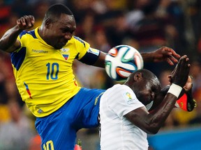 Ecuador's Walter Ayovi fights for the ball with France's Moussa Sissoko during their World Cup Group E match at Maracana Stadium in Rio de Janeiro, June 25, 2014. (SERGIO MORAES/Reuters)