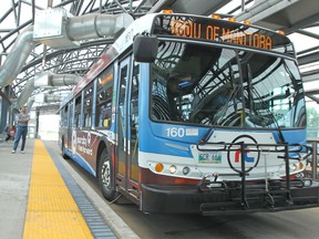 A bus stops at the Osborne Street rapid transit station. (Kevin King/Winnipeg Sun file photo)