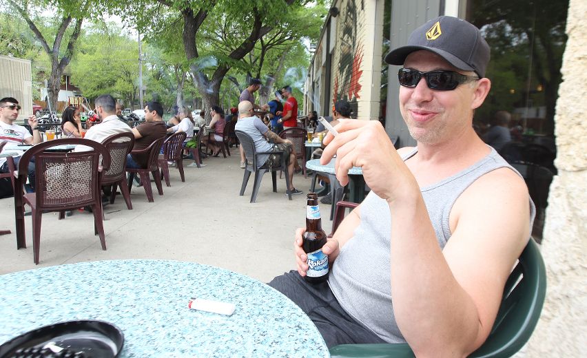 Councillors want smoking banned on outdoor patios Winnipeg Sun
