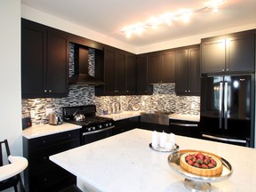 The Sycamore End is stylish with an attractive black-grey-white mosaic polished marble backsplash in the kitchen.