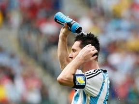 Argentina's Lionel Messi refreshes himself during the 2014 World Cup Group F soccer match agaisnt Nigeria at the Beira Rio stadium in Porto Alegre June 25, 2014. (REUTERS/Edgard Garrido)