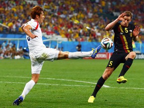 South Korea's Kim YOung-gwon and Belgium's Jan Vertonghen fight for the ball during their World Cup Group H match at Corintians Arena in Sao Paulo, Brazil, June 26, 2014. (EDDIE KEOGH/Reuters)