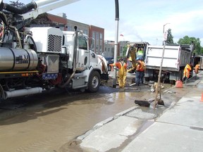 Harold Carmichael/The Sudbury Star
City crews work to repair a broke watermain on Elm Street in front of the Sudbury Courthouse Monday.