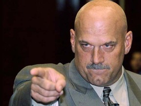 Jesse Ventura points to a reporter at Harvard University October 6, 2009. (REUTERS, file)