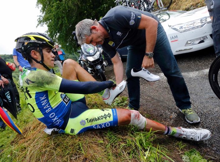 Alberto Contador breaks shin in crash, ending Tour de France hopes ...