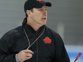 Kevin Dineen, who coached the Canadian women's hockey team to gold in Sochi, is returning to the NHL as an assistant coach with the Blackhawks (Al Charest/QMI Agency/Files)
