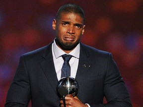 St. Louis Rams defensive end Michael Sam accepts the Arthur Ashe Courage Award during the ESPYS at Nokia Theatre in Los Angeles, July 16, 2014. (KEVIN WINTER/Getty Images/AFP)