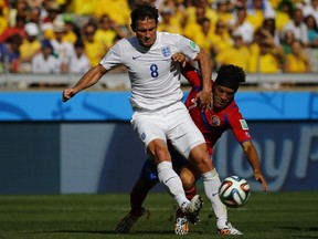 England's Frank Lampard (8) fights for the ball with Costa Rica's Christian Bolanos during their 2014 World Cup Group D soccer match at the Mineirao stadium in Belo Horizonte June 24, 2014. (REUTERS)