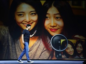 Lei Jun, founder and CEO of China's mobile company Xiaomi, shows new photograph features at a launch ceremony of Xiaomi Phone 4, in Beijing, July 22, 2014. China's Xiaomi unveiled on Tuesday its new flagship Mi 4 smartphone, aimed squarely at the premium handset market dominated by Apple Inc and Samsung Electronics Co Ltd. REUTERS/Jason Lee