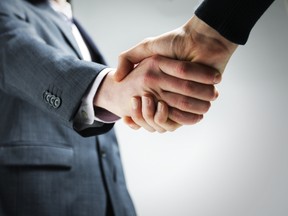 Handshake is the least sanitary greeting: Study (Fotolia)