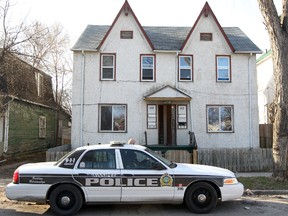 Winnipeg police hold the scene outside a duplex at 97 Lorne Ave. on May 8, 2013.
(BRIAN DONOGH/WINNIPEG SUN FILE PHOTO)