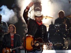 Toby Keith waves after performing "Shut Up and Hold On" at the 49th Annual Academy of Country Music Awards in Las Vegas, Nevada April 6, 2014.  REUTERS/Robert Galbraith