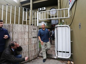 Argentine Security Secretary Sergio Berni (C) leaves the home of Juan Alberto Cabral, father of Juventus' soccer player Carlos Tevez, in Buenos Aires July 29, 2014. (REUTERS/Enrique Marcarian)