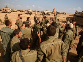 Israeli soldiers from the armoured corps celebrate their return to Israel after pulling out of Gaza August 5, 2014. Israel pulled its ground forces out of the Gaza Strip on Tuesday and started a 72-hour ceasefire with Hamas mediated by Egypt as a first step towards negotiations on a more enduring end to the month-old war. REUTERS/Baz Ratner