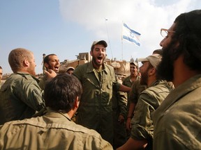 Israeli soldiers from the armoured corps celebrate after returning to Israel from Gaza on August 5, 2014. (REUTERS/Baz Ratner)