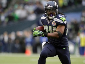 Seattle Seahawks running back Marshawn Lynch runs with the football during the first quarter of their NFL football game against the Arizona Cardinals in Seattle, Washington, December 9, 2012. (REUTERS/Robert Sorbo)