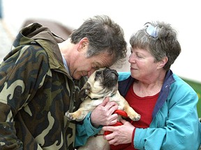 Robin Williams meets Marion Anderson's pet French bulldog Fleur on Sat., May 22, 2004 near the film set of 'The Big White' on Burrows Avenue. Williams greeted many fans between takes.