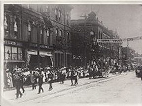 King Street looking east to the intersection of Sixth Street