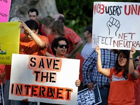 Pro-net neutrality Internet activists rally in the neighbourhood where U.S. President Barack Obama attended a fundraiser in Los Angeles, July 23, 2014.  REUTERS/Jonathan Alcorn