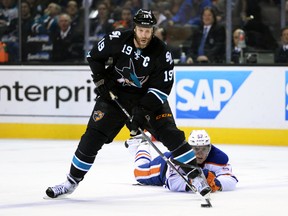 Joe Thornton will enter San Jose Sharks training camp without a 'C' on his shoulder. (USA Today)