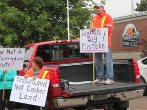 Raimo Koskiniemi and the crowd continue their protests outside town hall. 
Photo by JESSICA BROUSSEAU/QMI AGENCY