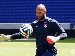 Goalkeeper Tim Howard of the U.S. men's national soccer team practices during a team training session in Harrison, New Jersey, May 30, 2014. (REUTERS/Mike Segar)