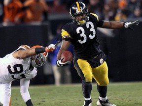 Pittsburgh Steelers' Isaac Redman runs out of the grasp of Cleveland Browns defender Jabaal Sheard during the second quarter of their NFL game on January 1, 2012. (REUTERS/Aaron Josefczyk)