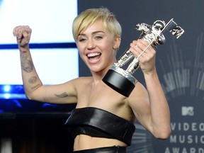 Singer Miley Cyrus poses backstage after winning Video of the Year for "Wrecking Ball" during the 2014 MTV Video Music Awards in Inglewood, California August 24, 2014.  REUTERS/Kevork Djansezian