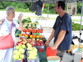 Justin at Hidden Valley Farms of Lucknow talks apples with a customer. GERARD CRECES\SPECIAL TO LONDONER