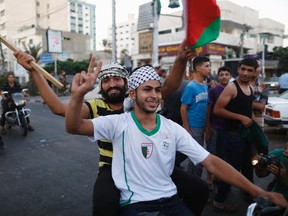 Palestinians celebrate what they said was a victory over Israel, following a ceasefire in Gaza City August 26, 2014. Israel has accepted an Egyptian proposal for a Gaza ceasefire, a senior Israeli official said on Tuesday. Egyptian and Palestinian officials said the truce was to take effect at 7 pm (1600 GMT). REUTERS/Suhaib Salem