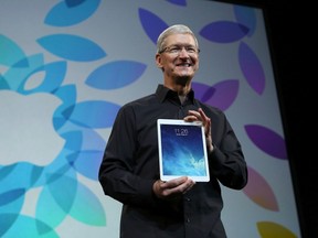 Apple Inc CEO Tim Cook holds up the iPad Air during an Apple event in San Francisco, California Oct. 22, 2013.      REUTERS/Robert Galbraith