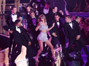 Taylor Swift performs "Shake It Off" during the 2014 MTV Video Music Awards in Inglewood, California August 24, 2014.  REUTERS/Mario Anzuoni