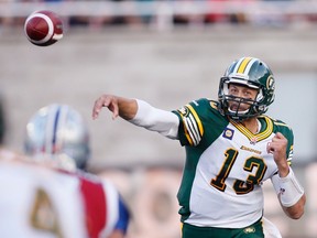 Edmonton Eskimos quarterback Mike Reilly throws against Montreal Alouettes in Montreal, August 8, 2014.    REUTERS/Christinne Muschi