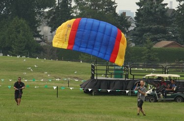 Sunday, Aug. 31. 2014 Ottawa -- It was too windy and threatened to rain Sunday, Aug. 31, 2014 meaning there were no hot air balloons flying during the annual Gatineau Hot Air Balloon festival. However, this man took advantage of the open field to fly a parachute kite. The festival continues Monday.
DOUG HEMPSTEAD/Ottawa Sun/QMI AGENCY