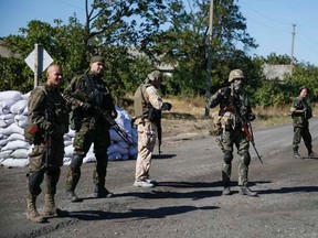 Ukrainian servicemen stand at a checkpoint near Debaltseve, September 5, 2014.   REUTERS/Gleb Garanich