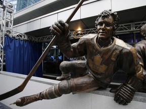 Darryl Sittler statue on Toronto Maple Leafs Legends Row. (Craig Robertson/Toronto Sun)