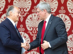 Prime Minister Stephen Harper and his Highness the Aga Khan shake hands at the official opening of the Aga Khan Museum and Ismaili Centre in Toronto September 12, 2014. (REUTERS/Fred Thornhill)
