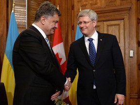 Prime Minister Stephen Harper(R) meets with Ukrainian President Petro Poroshenko at his office in Ottawa, Ontario, Canada, September 17, 2014.  (AFP PHOTO / POOL /Sean Kilpatrick)