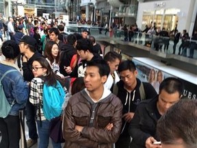 Hundreds line up for the new iPhone 6 at Toronto's Eaton Centre. (CRAIG ROBERTSON/Toronto Sun)