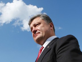 Ukrainian President Petro Poroshenko leaves after a wreath laying ceremony at the Tomb of the Unknowns in Arlington National Cemetery in Washington September 18, 2014. REUTERS/Yuri Gripas