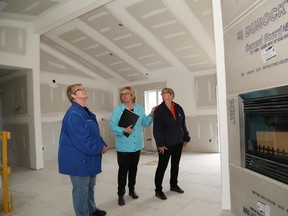 JOHN LAPPA/THE SUDBURY STAR
Kim LeTourneau, middle, of RE/MAX Crown Realty, shows the inside of a new Dalron bungalow model home to Louise Vanheesch, left, and Denise Dupuis on Saturday at the Hummingbird Court subdivision in Val Caron. The house has fewer stairs, a wider hallway, wider doorways and a vaulted ceiling.