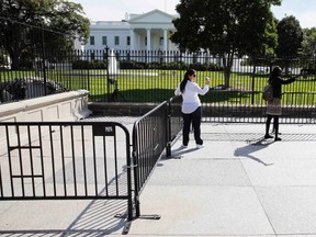 A new layer of temporary fencing creating a wider buffer along the sidewalk in front of the White House is pictured in Washington, September 23, 2014.        REUTERS/Larry Downing