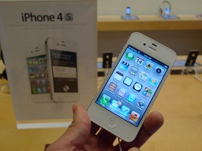 A white Apple iPhone 4S is shown on display at an Apple Store in Clarendon, Va., Oct. 14, 2011.  REUTERS/Jason Reed