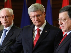 Canada's Prime Minister Stephen Harper (C) and European Council President Herman Van Rompuy (L) listen to European Commission President Jose Manuel Barroso speak during a news conference with on Parliament Hill in Ottawa September 26, 2014. (REUTERS/Chris Wattie)